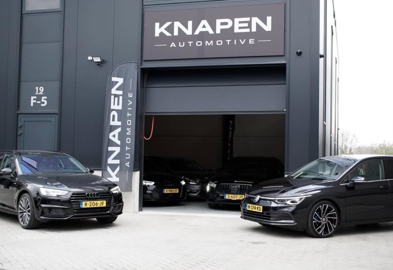 Bedrijfspand van Knapen Automotive aan de Hoolstraat in Weert